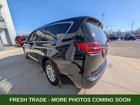 Used 2024 Chrysler Pacifica Touring-L image 6