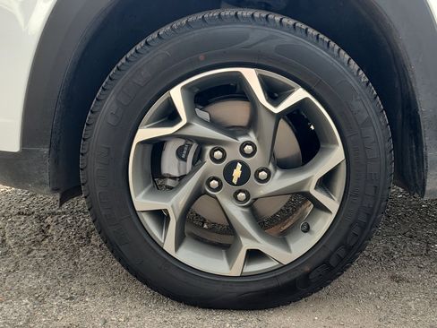 Certified 2025 Chevrolet Trax LT FWD image 11