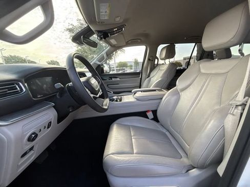 Used 2024 Jeep Wagoneer L Series III w/ Flexible Seating Group AWD/4WD image 8