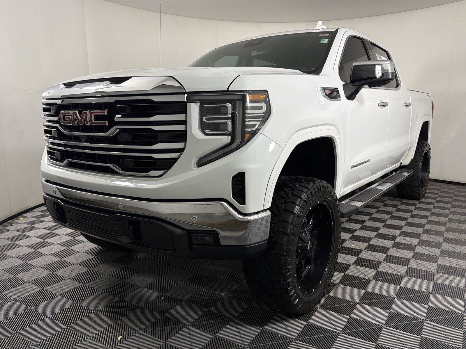 Used 2023 GMC Sierra 1500 SLT w/ SLT Premium Plus Package AWD/4WD image 3