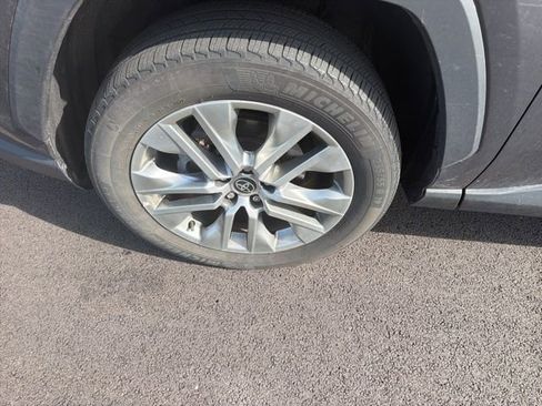 Used 2022 Toyota RAV4 XLE Premium image 6