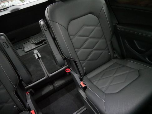 Certified 2025 Volkswagen Atlas SE image 14