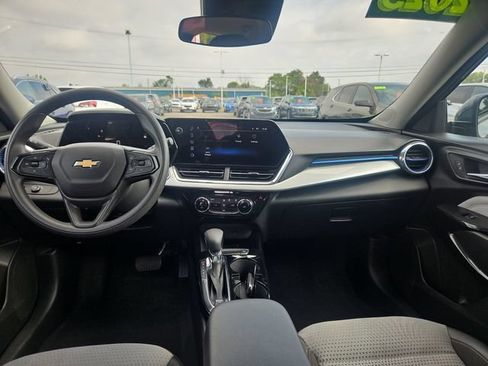 Used 2025 Chevrolet Trax LT FWD image 12