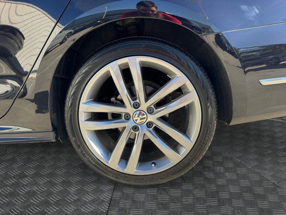 Used 2018 Volkswagen Passat 2.0T R-Line w/ R-Line Lighting Package FWD image 22