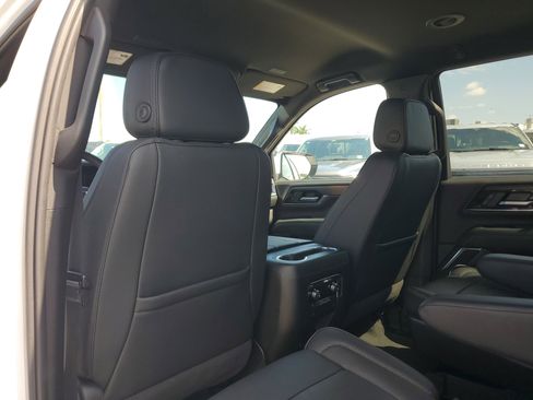 Used 2025 GMC Yukon Denali RWD image 13