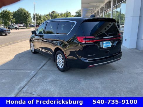 Used 2024 Chrysler Pacifica Touring-L FWD image 4