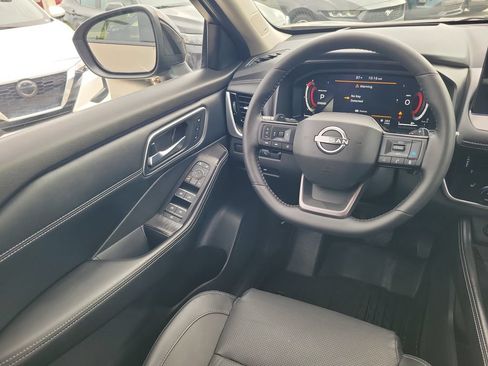 Used 2025 Nissan Rogue Platinum w/ Platinum Premium Package FWD image 15