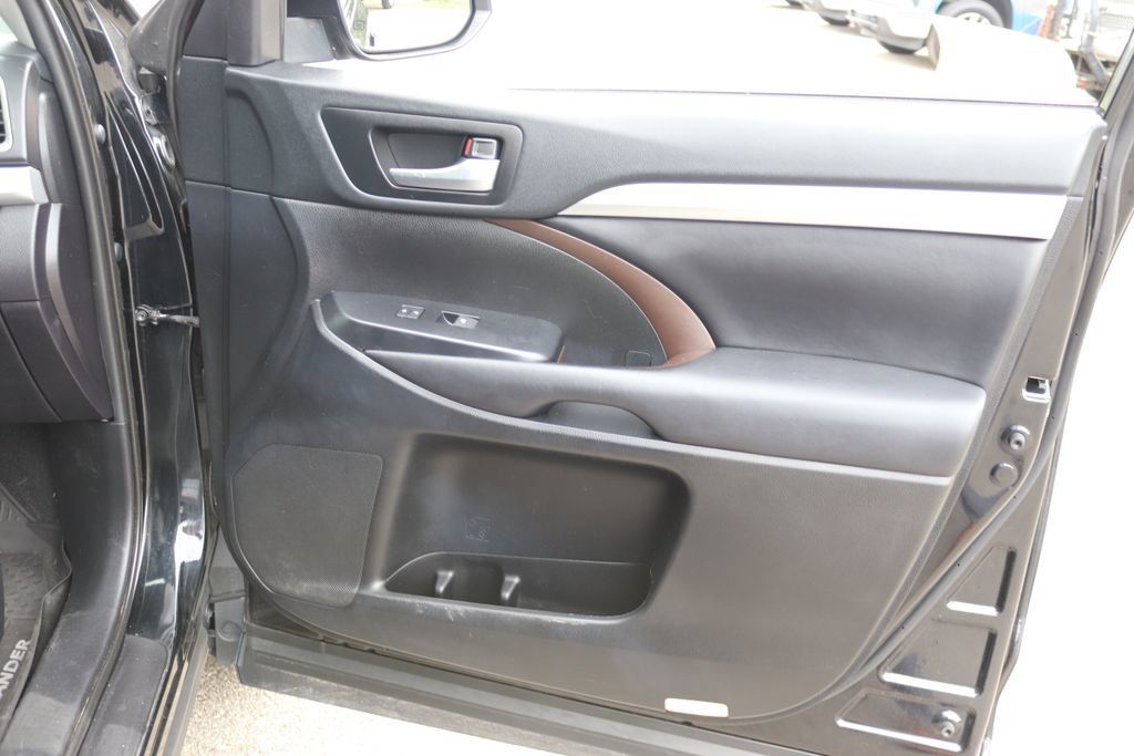 Used 2019 Toyota Highlander XLE AWD/4WD image 10