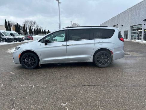 Used 2023 Chrysler Pacifica Limited w/ Uconnect Theater Family Group image 27