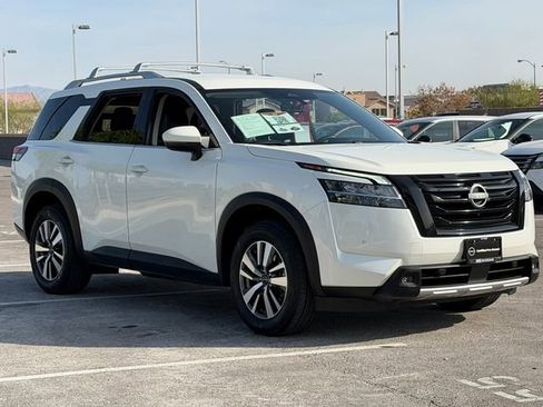 Certified 2023 Nissan Pathfinder SL w/ Lighting Package (N92) image 9