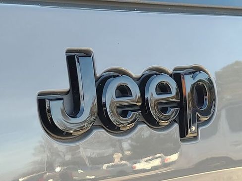 Used 2023 Jeep Cherokee Altitude Lux image 35