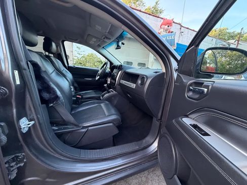Used 2016 Jeep Compass Latitude FWD image 34