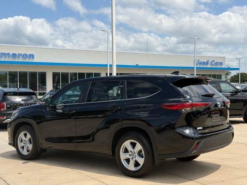 Used 2023 Toyota Highlander LE AWD/4WD image 6