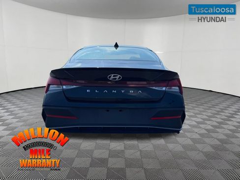 Used 2025 Hyundai Elantra Sport FWD image 4