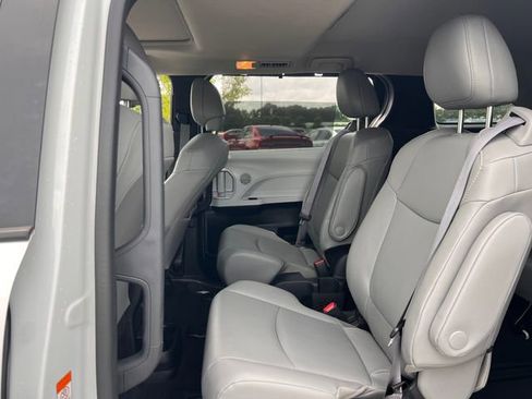 Used 2025 Toyota Sienna XLE FWD image 19