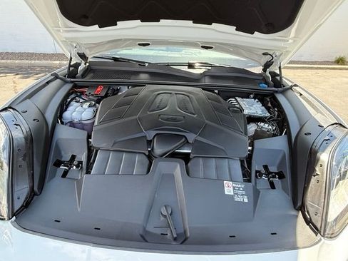 Used 2025 Porsche Cayenne AWD/4WD image 26