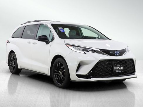 Used 2022 Toyota Sienna XSE image 8