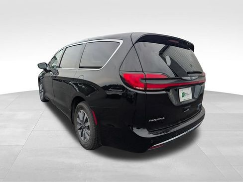 Used 2024 Chrysler Pacifica Limited FWD image 5