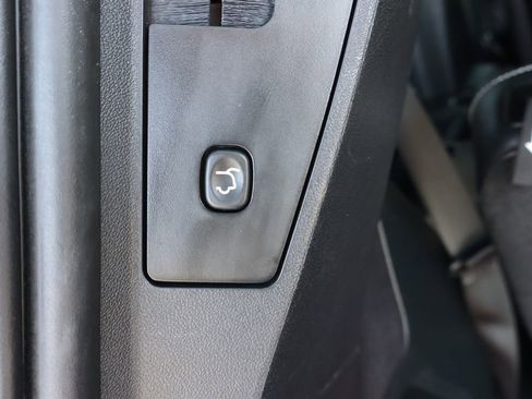 Used 2015 Chrysler Town & Country S w/ Driver Convenience Group FWD image 28