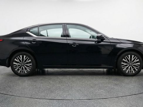 Used 2025 Nissan Altima 2.5 SV image 11