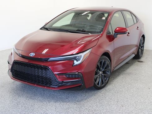 Used 2025 Toyota Corolla SE FWD image 2