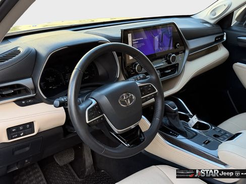 Used 2024 Toyota Highlander Limited FWD image 38