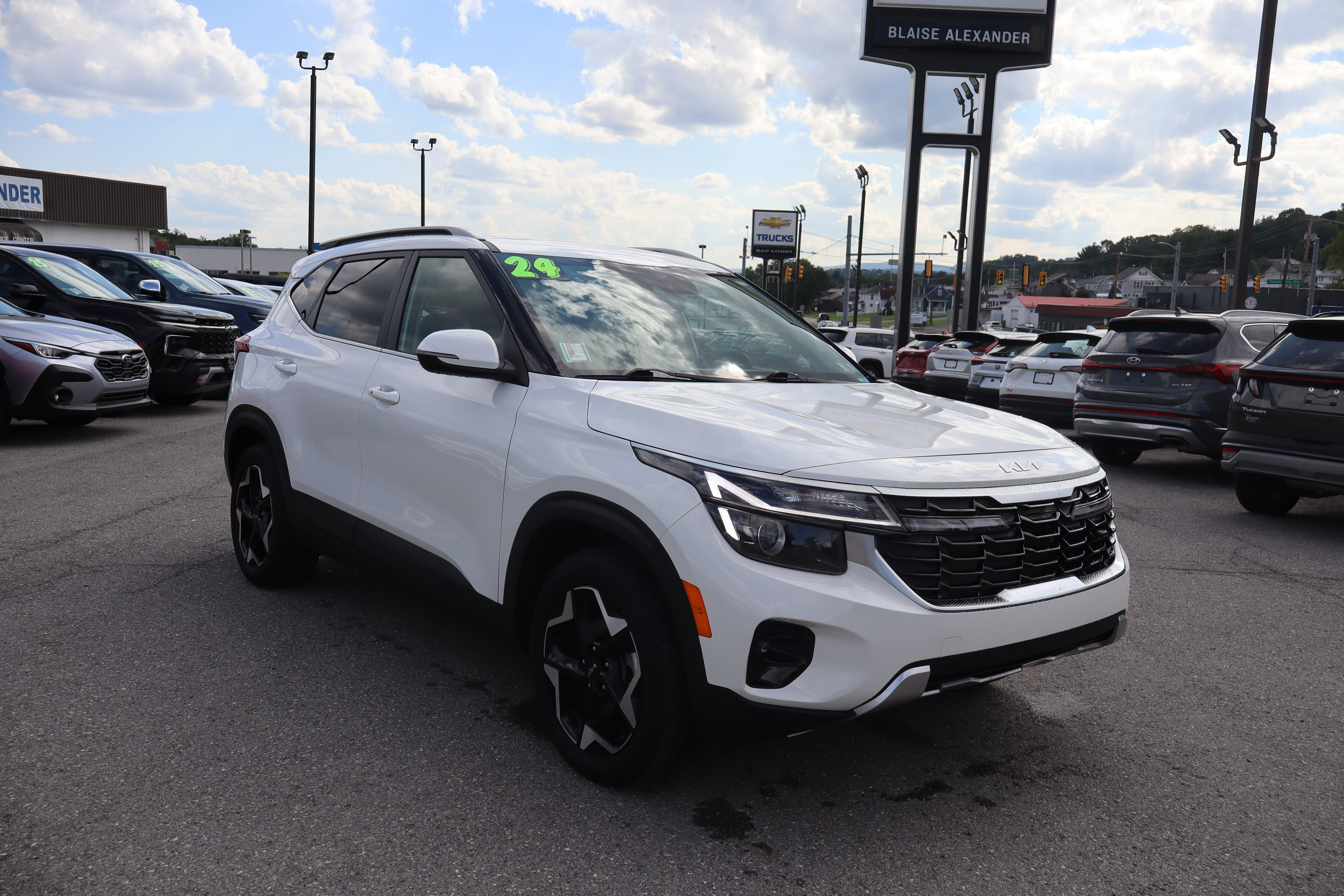 Used 2024 Kia Seltos EX AWD/4WD image 1