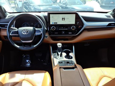 Used 2023 Toyota Highlander Platinum FWD image 9