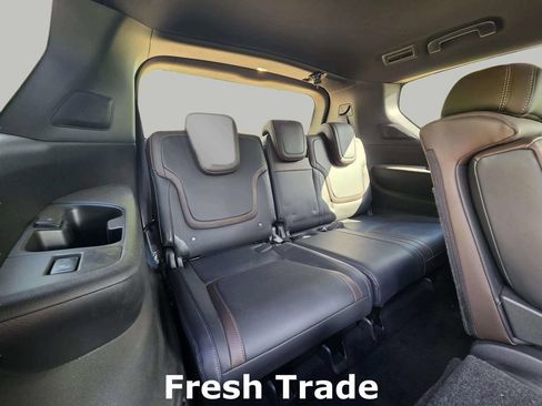 Used 2025 Nissan Armada SL image 9