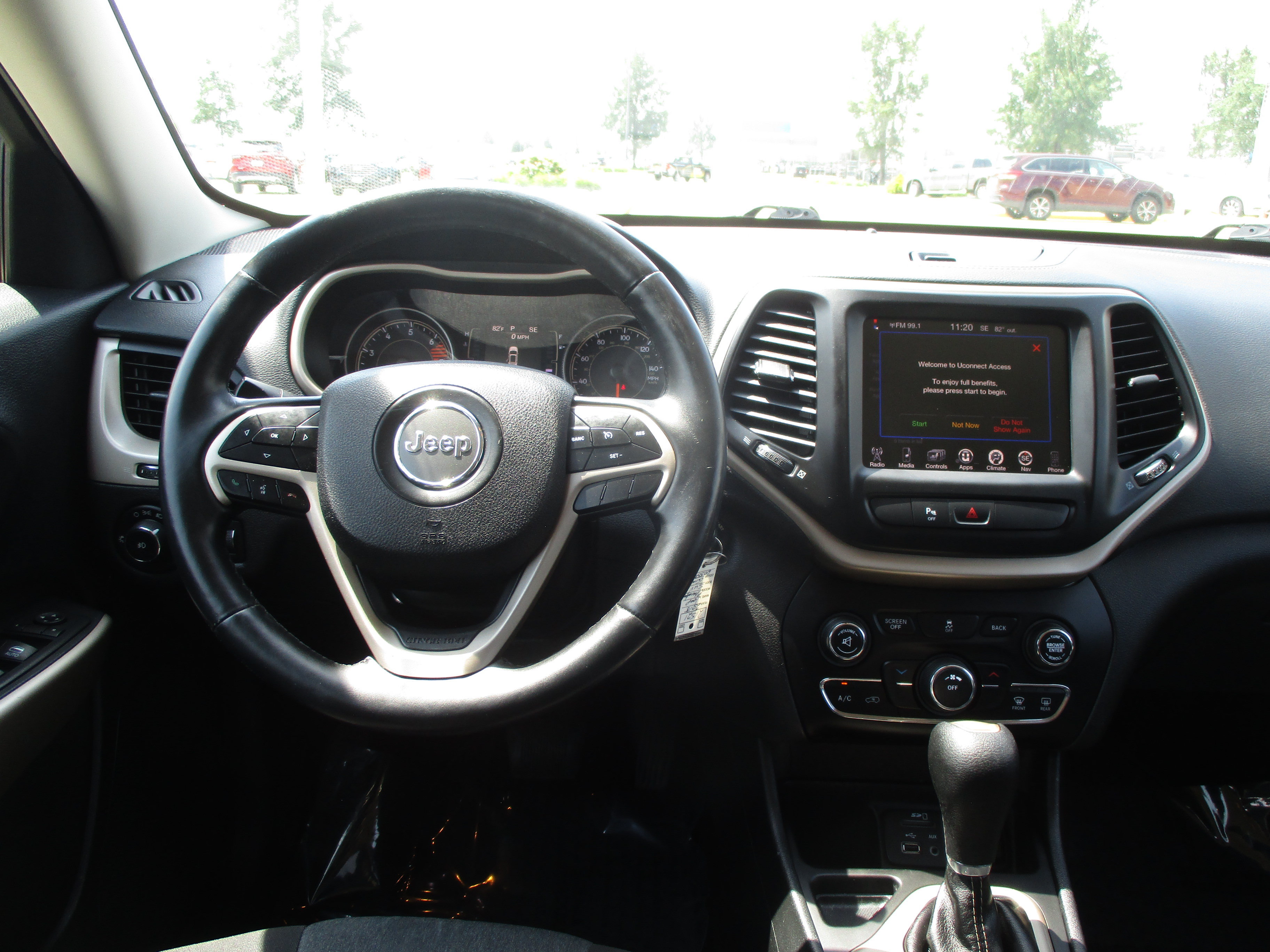 Used 2018 Jeep Cherokee Latitude FWD image 12