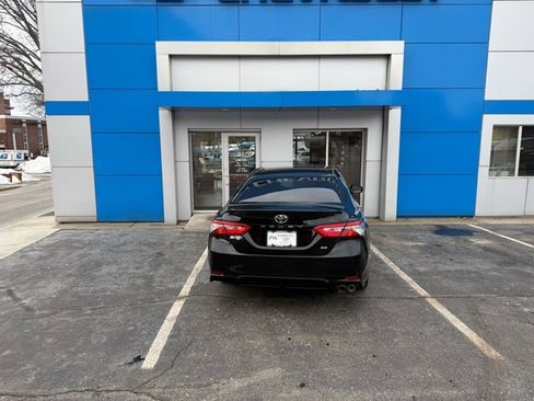 Used 2018 Toyota Camry SE w/ Moonroof Package image 7