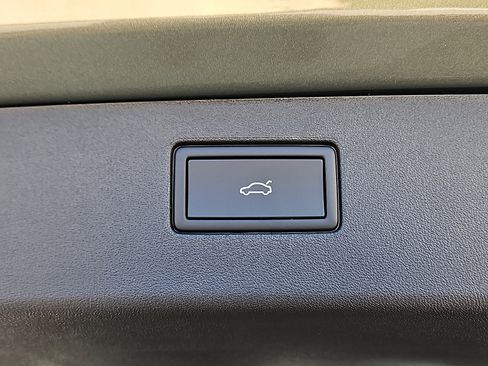 New 2026 Volkswagen Tiguan SE R-Line image 8