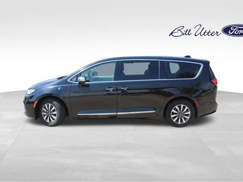 Used 2023 Chrysler Pacifica Limited FWD image 8