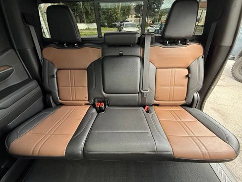 Used 2023 Chevrolet Silverado 1500 High Country w/ High Country Premium Package AWD/4WD image 15