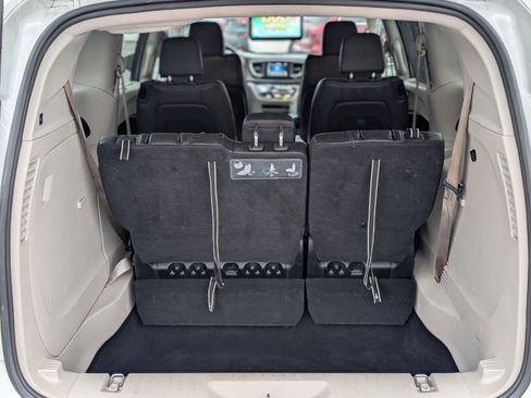 Used 2018 Chrysler Pacifica Touring-L image 47