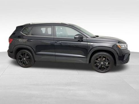 Used 2023 Volkswagen Taos SE w/ Black Wheel Package image 9