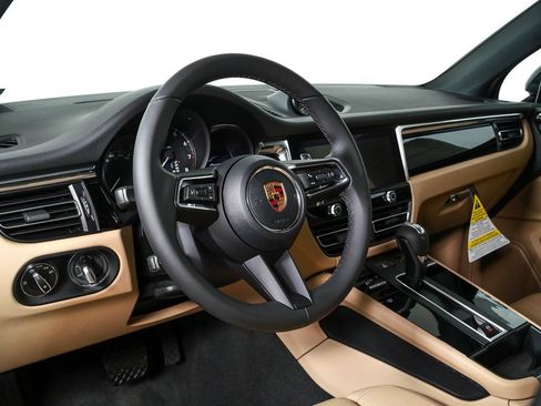 Certified 2026 Porsche Macan AWD/4WD image 4