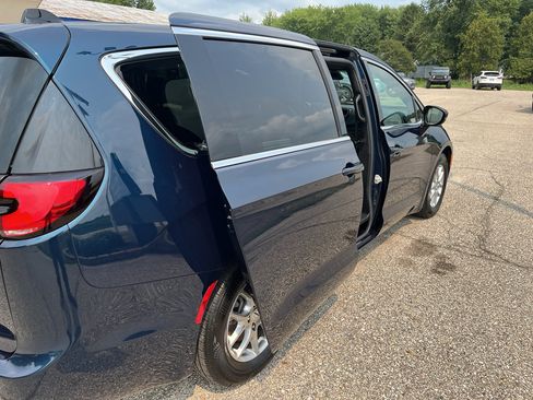 Used 2025 Chrysler Pacifica Select FWD image 13