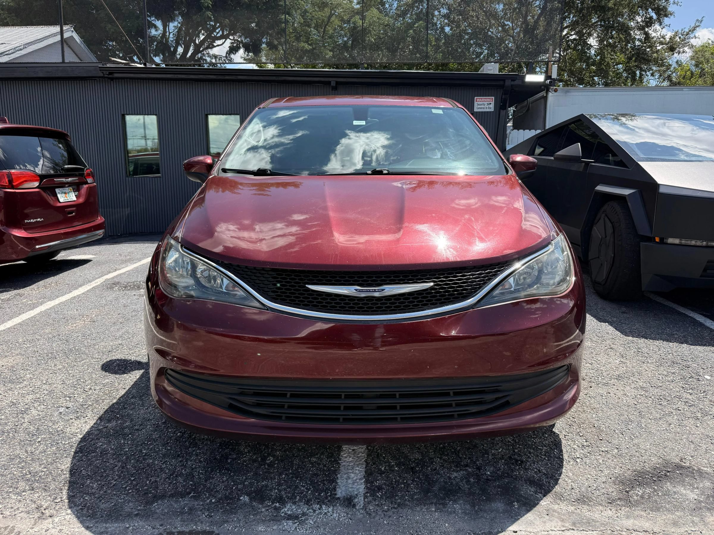 Used 2017 Chrysler Pacifica Touring w/ Tire & Wheel Group FWD image 2