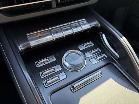 Used 2025 Lincoln Nautilus Reserve image 27