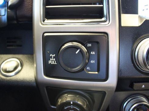 Used 2017 Ford F150 Platinum w/ Equipment Group 701A Luxury AWD/4WD image 38