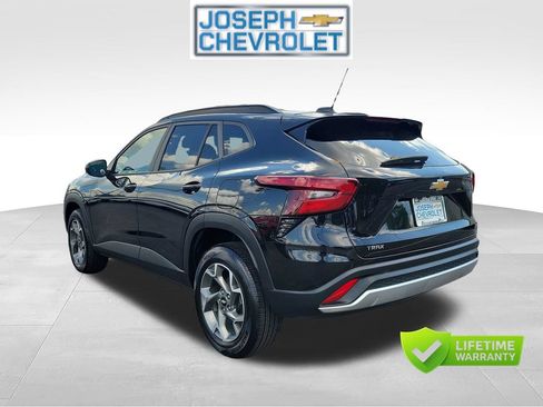 Used 2025 Chevrolet Trax LT FWD image 3