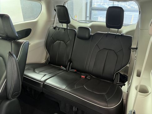 Used 2022 Chrysler Pacifica Limited image 8
