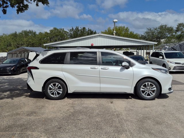 Used 2024 Toyota Sienna Limited FWD image 4