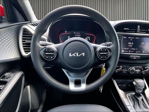 Used 2025 Kia Soul LX FWD image 5