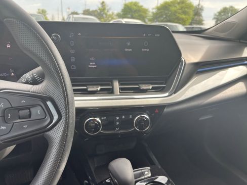 Used 2025 Chevrolet Trax LT FWD image 17