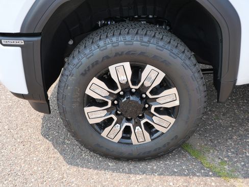 New 2026 GMC Sierra 3500 Denali w/ Denali Reserve Package AWD/4WD image 9