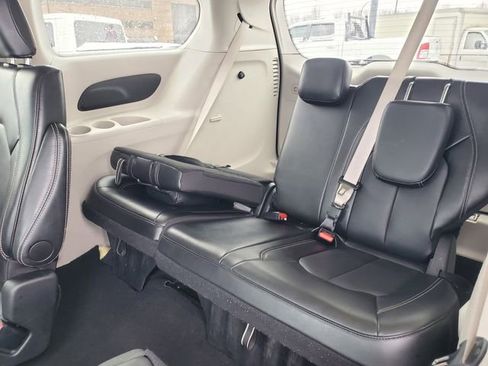 Used 2024 Chrysler Pacifica Touring-L image 30