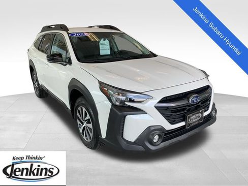 Certified 2025 Subaru Outback Premium AWD/4WD image 1