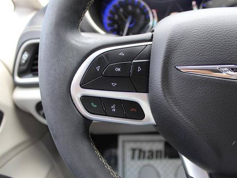 Used 2022 Chrysler Pacifica Touring-L w/ Uconnect Theater Family Group AWD/4WD image 15
